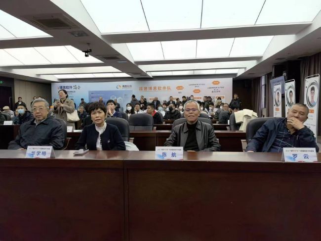 所谓后现代主义精神实际上是属于现代主义的;事实上，一个纯粹的后现代主义作品可能不至于像上述样，但必然处理一些内容，这些内容本质上仍是属于现代主义因此，在第三世界电影工作者的作品中，那些看似西方现代主义的叙事典范(thesMs)(即使不是全球的文化或社会现实，后现代主义也已经弥漫为全球的趋势)，将会引发一些新的问题。